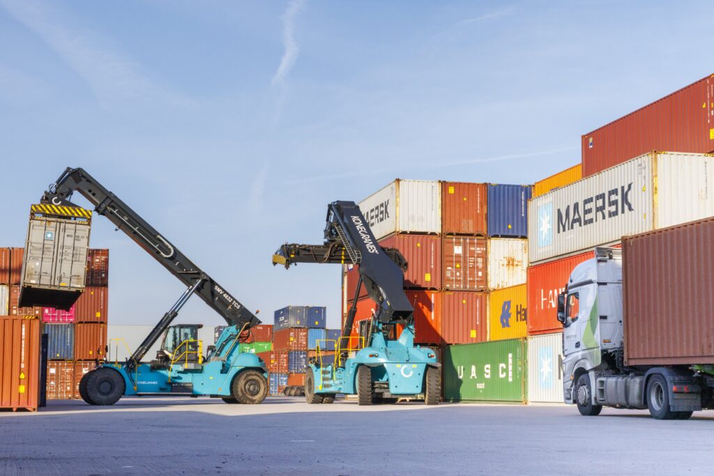 Containeroverslag bij terminal met kraan en schepen