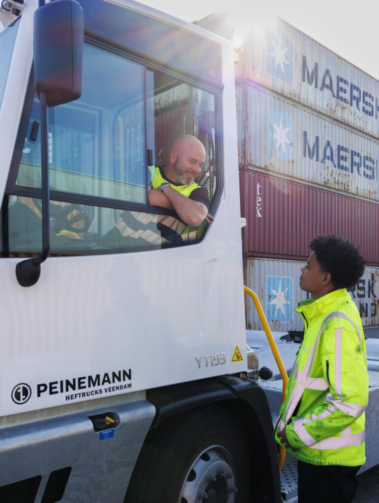 Personeel van Westerman bij een terminal trekker