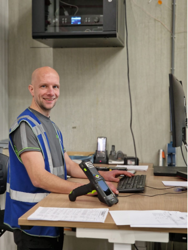 CT medewerker bedient een computer