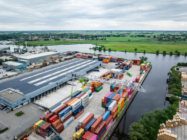 Luchtfoto containerterminal aan het water