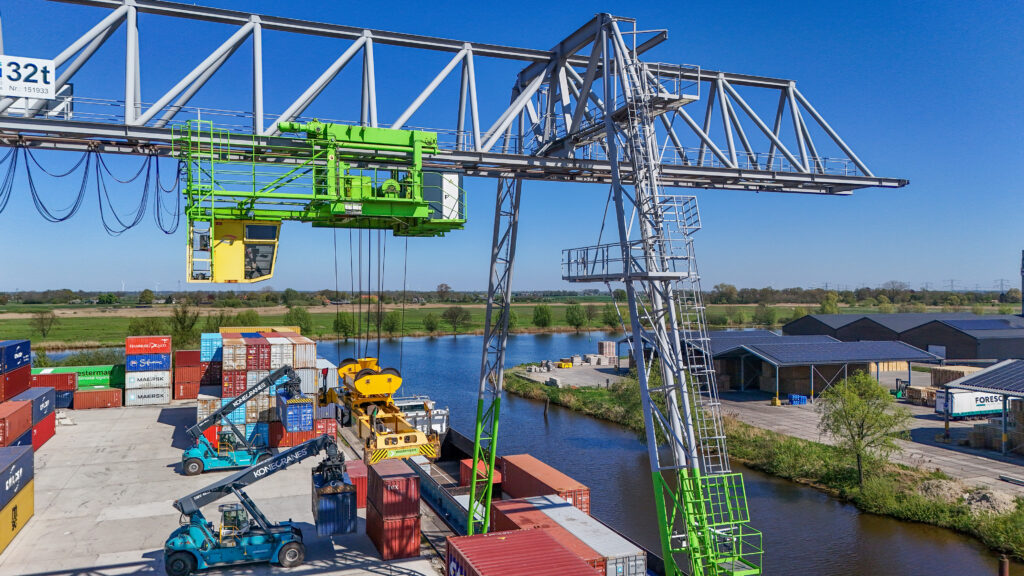 Dronefoto portaalkraan op containerterminal