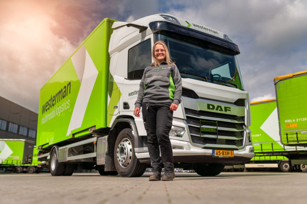 Vrachtwagenchauffeur poseert naast DAF-truck