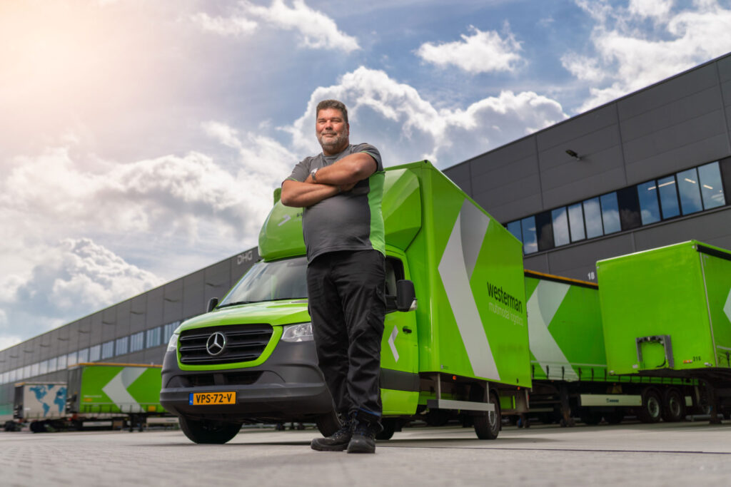 Chauffeur poseert voor Westerman-bus