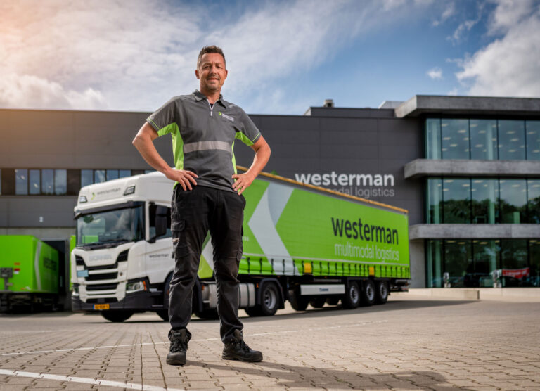 Chauffeur poseert voor Westerman-truck