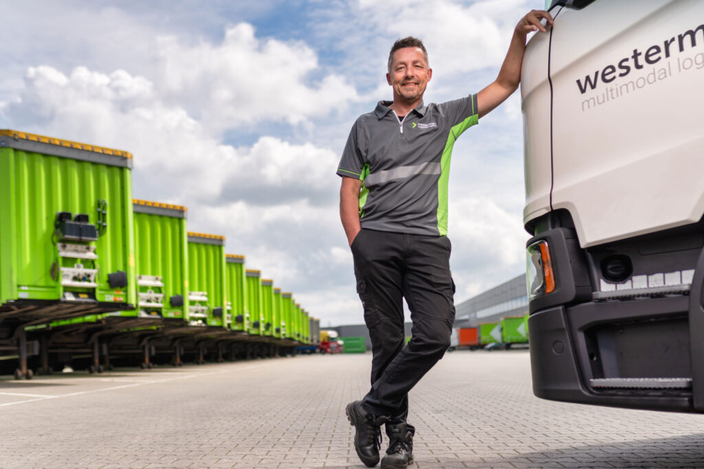 Chauffeur poseert bij vrachtwagen