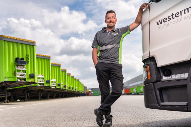Chauffeur poseert bij vrachtwagen
