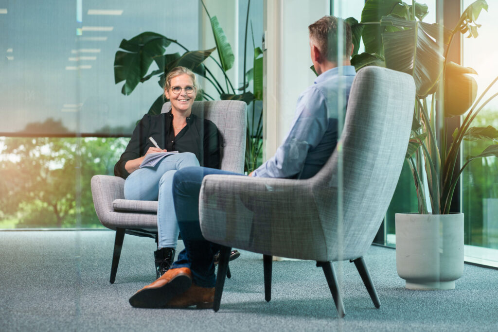 Twee collega’s in gesprek op moderne zitplek