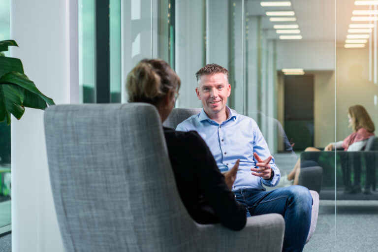 Kantoormedewerkers in gesprek in zithoek