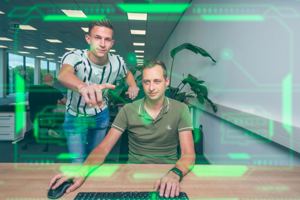 Mannen achter bureau met digitale projectie van data