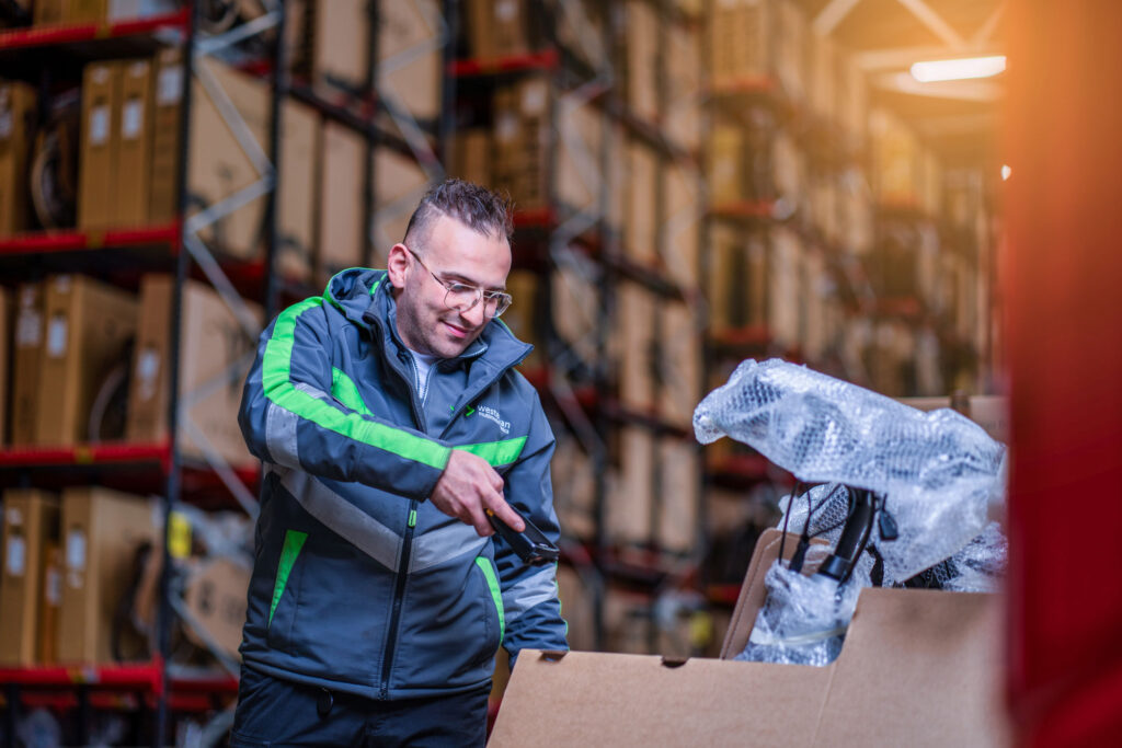 Logistiek medewerker scant fiets in warehouse