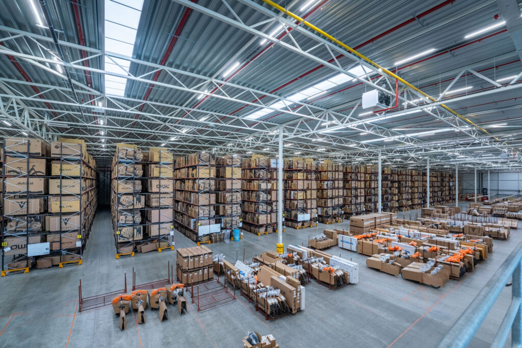 Warehouse met hoge stellingen en fietsen