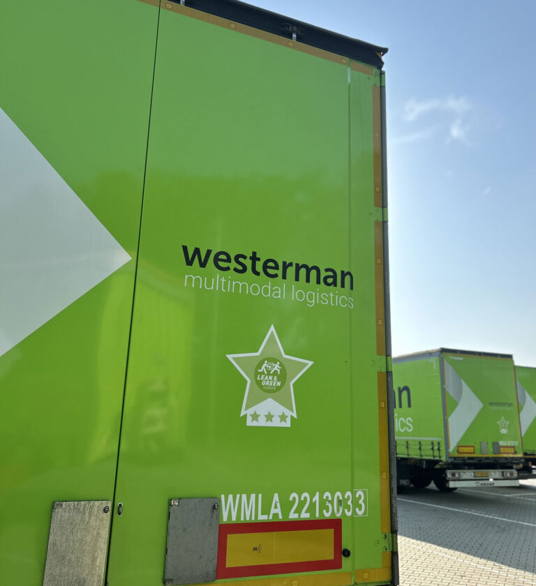 Lean & Green sticker op achterkant van Westerman-trailer