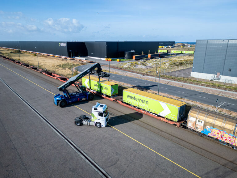 Westerman-trailer wordt op de trein gezet