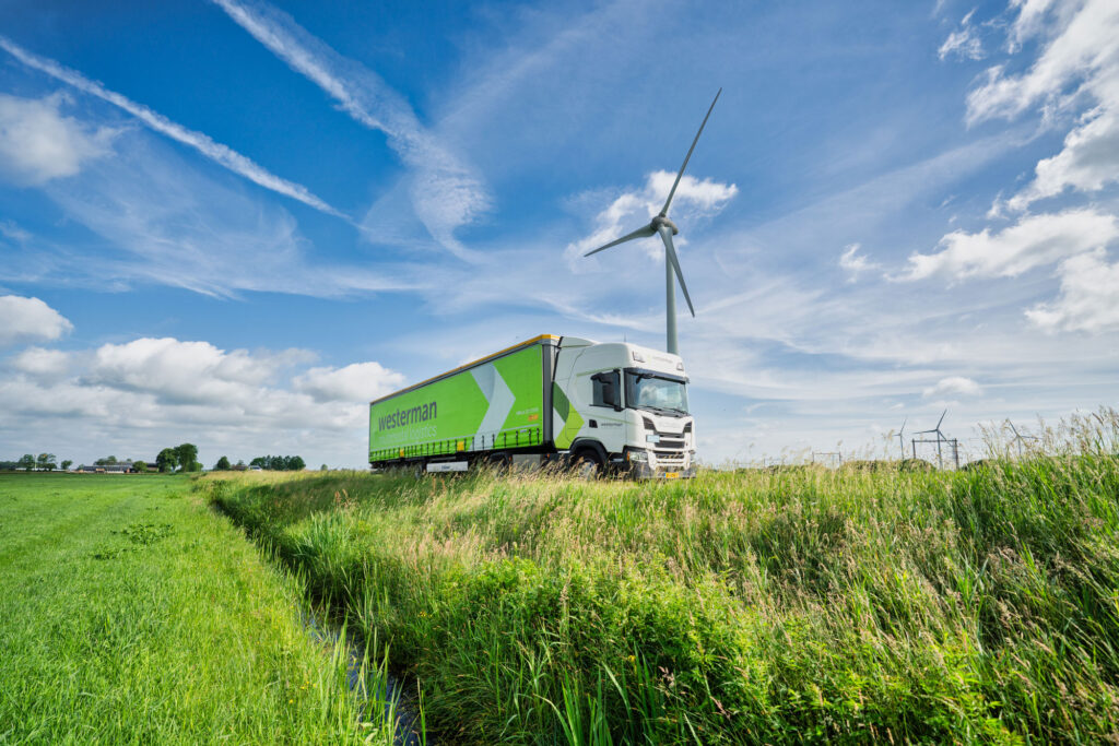Westerman-truck rijdt langs groene akker