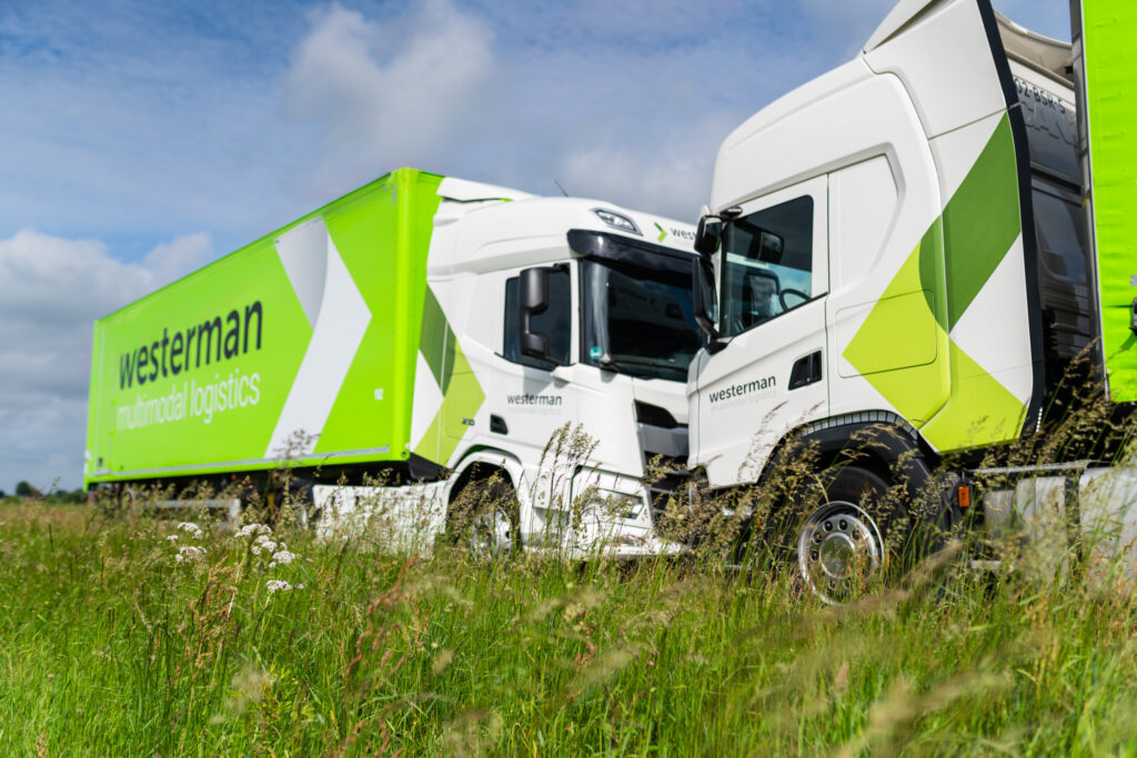 Zijaanzicht van twee trucks van Westerman
