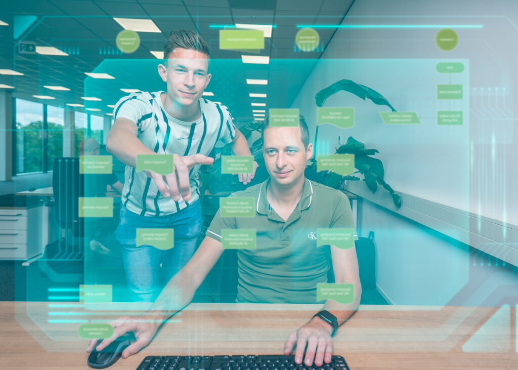 Mannen achter bureau met digitale projectie van data