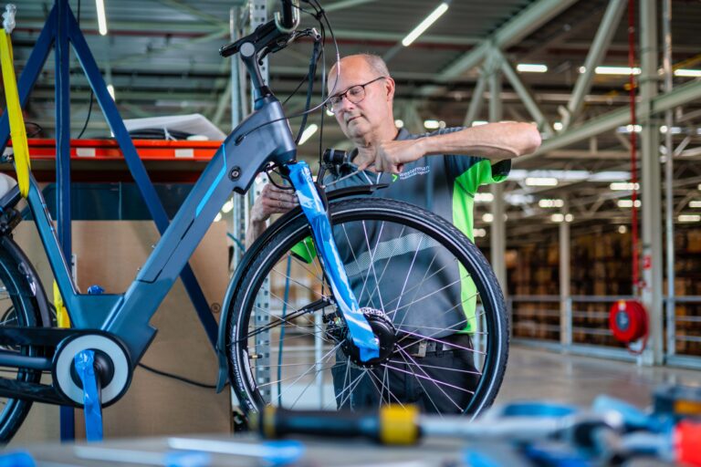 Fietsmonteur werkt aan fiets