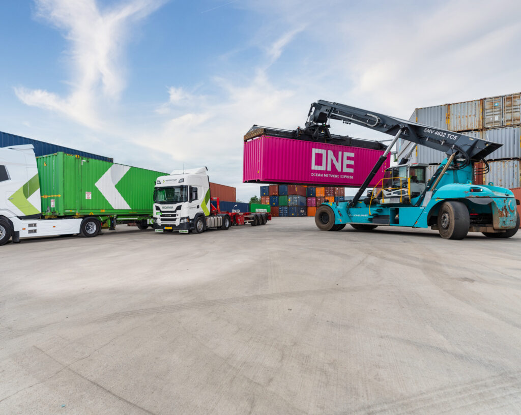 Reachstacker met containers op terminal