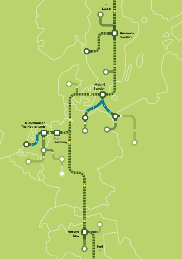 Visuele kaart van een multimodaal transportnetwerk in Europa met hoofdlijnen van noord naar zuid, die steden in landen zoals Zweden, Duitsland, Nederland en Italië met elkaar verbinden.