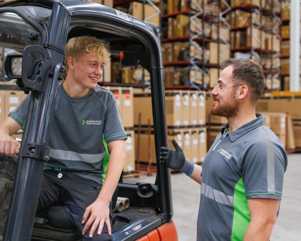 Twee collega's in gesprek in het warehouse